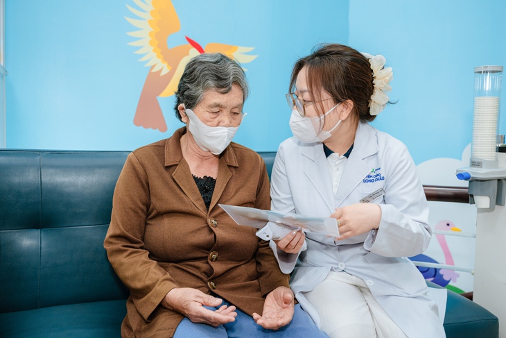 Chuỗi chương trình tiêm phòng cúm miễn phí quy mô tại miền Trung: Hàng ngàn liều vắc xin từ vì sức khỏe cộng đồng - Ảnh 1.