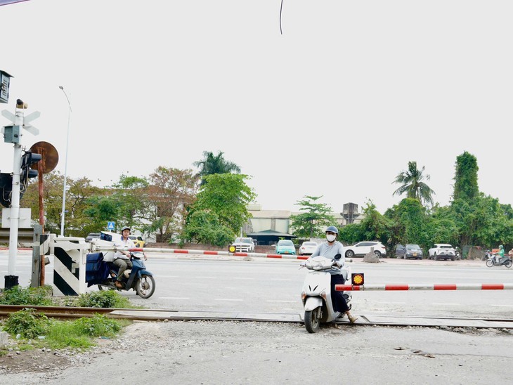 Hà Nội: Cảnh báo đã bật, người dân vẫn liều vượt rào chắn đường sắt- Ảnh 3.