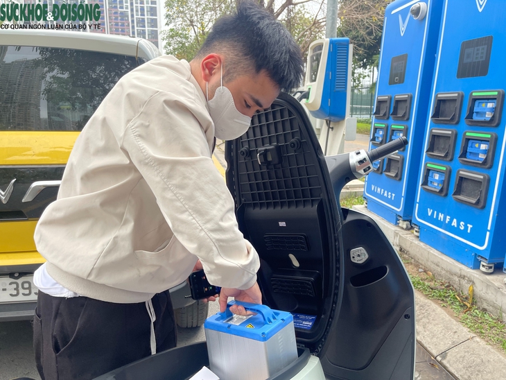 Theo chân người dùng đổi pin xe máy điện tại Hà Nội- Ảnh 5.