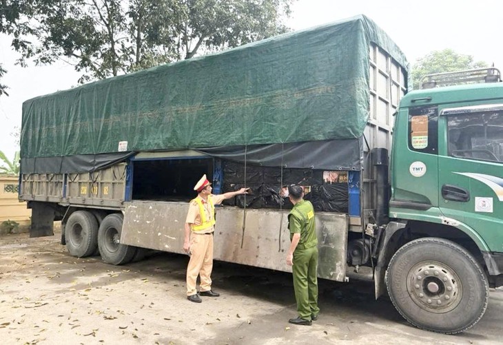 Chặn đứng hơn 5 tấn lạp xưởng không rõ nguồn gốc đang trên đường về Hà Nội- Ảnh 2. Chặn đứng hơn 5 tấn lạp xưởng không rõ nguồn gốc đang trên đường về Hà Nội- Ảnh 2.