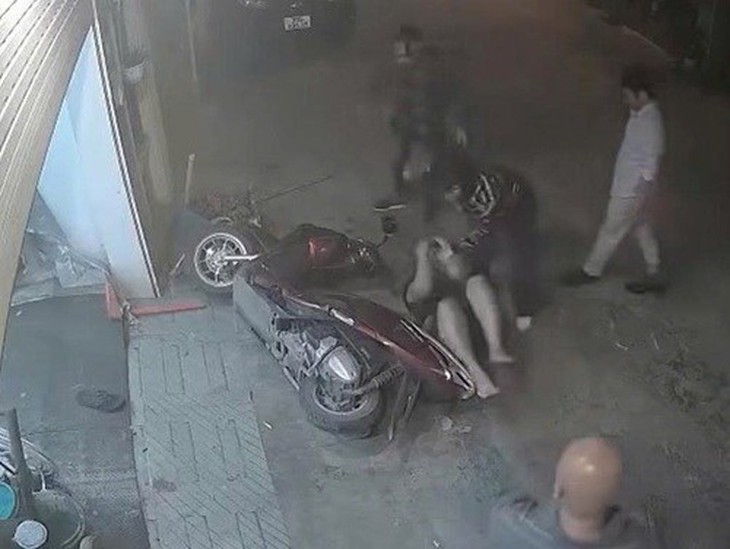 Xông vào nhà kéo nạn nhân ra đường hành hung, bắt khẩn cấp 1 đối tượng- Ảnh 1.