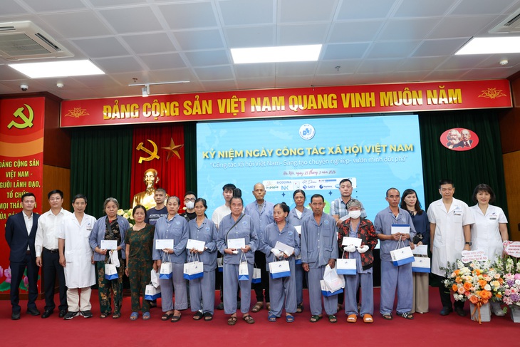 Công tác xã hội giúp người bệnh da liễu bớt mặc cảm, hòa nhập cộng đồng- Ảnh 1.