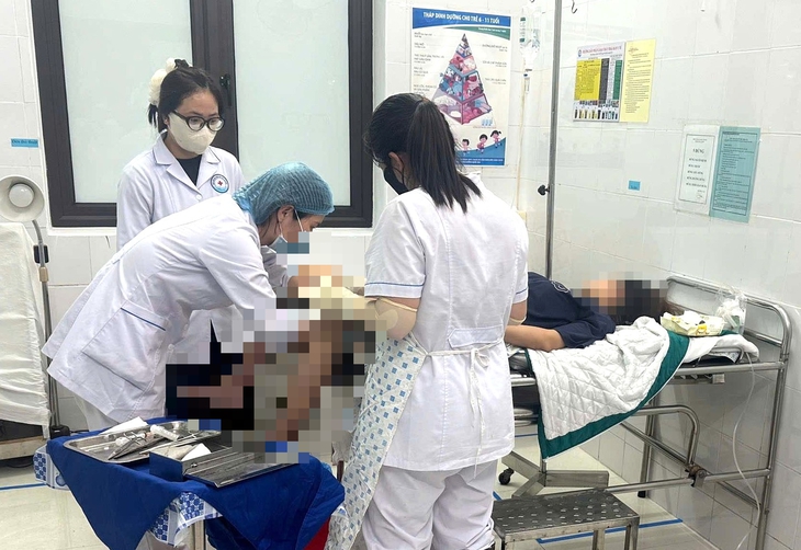 Bác sĩ vượt biển trong đêm, giành sự sống cho mẹ con sản phụ- Ảnh 1.