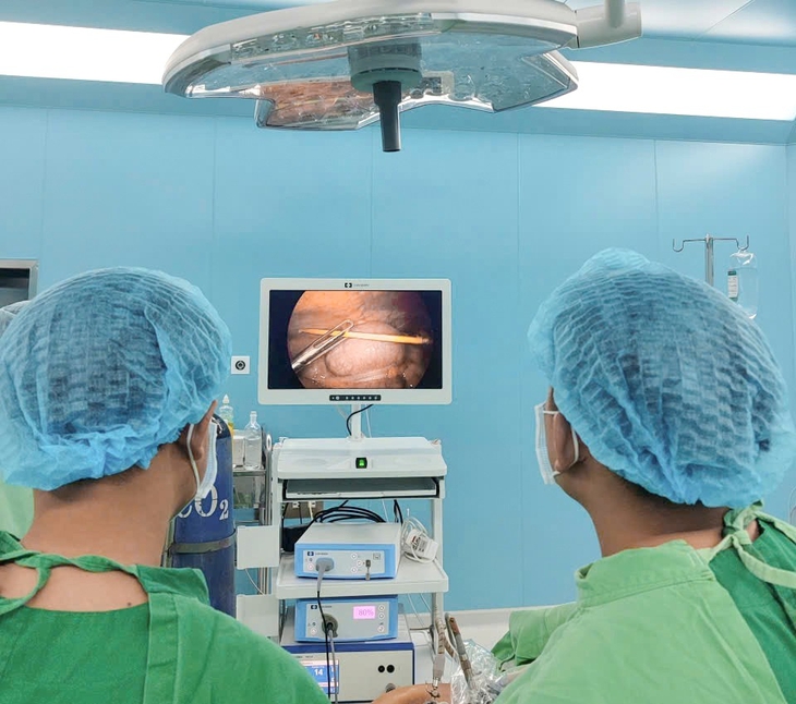 Nuốt tăm không hay biết, người đàn ông 58 tuổi bị thủng đại tràng- Ảnh 1.
