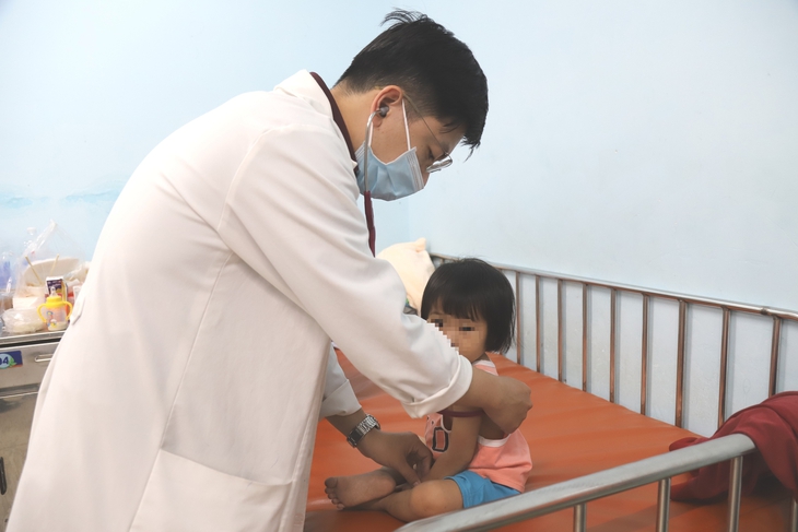 Tay chân miệng vượt ngưỡng cảnh báo, TPHCM tăng cường phòng dịch- Ảnh 1.