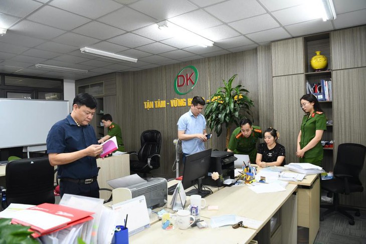 Triệt phá 3 nhóm tội phạm núp bóng doanh nghiệp, thu 4 khẩu súng, giữ khẩn cấp 10 đối tượng- Ảnh 6. Triệt phá 3 nhóm tội phạm núp bóng doanh nghiệp, thu 4 khẩu súng, giữ khẩn cấp 10 đối tượng- Ảnh 6.