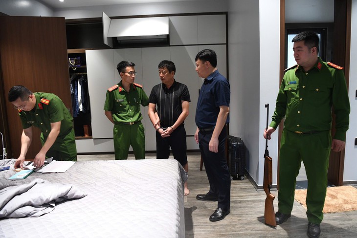 Triệt phá 3 nhóm tội phạm núp bóng doanh nghiệp, thu 4 khẩu súng, giữ khẩn cấp 10 đối tượng- Ảnh 5. Triệt phá 3 nhóm tội phạm núp bóng doanh nghiệp, thu 4 khẩu súng, giữ khẩn cấp 10 đối tượng- Ảnh 5.