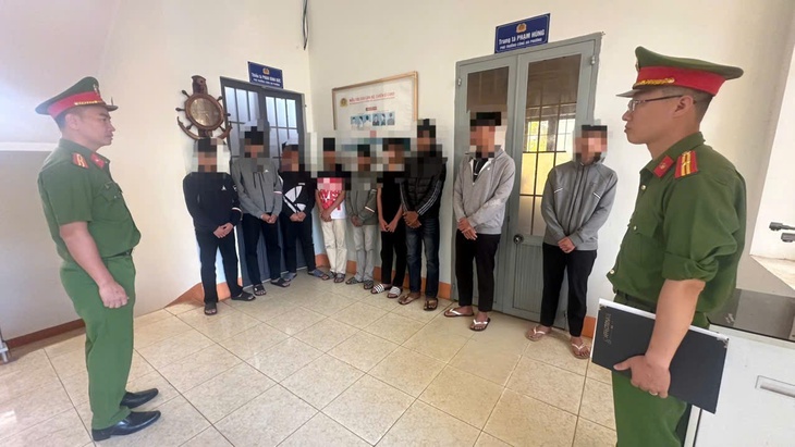 Mâu thuẫn trên mạng xã hội, hai nhóm học sinh mang hung khí đánh nhau- Ảnh 1. Mâu thuẫn trên mạng xã hội, hai nhóm học sinh mang hung khí đánh nhau- Ảnh 1.