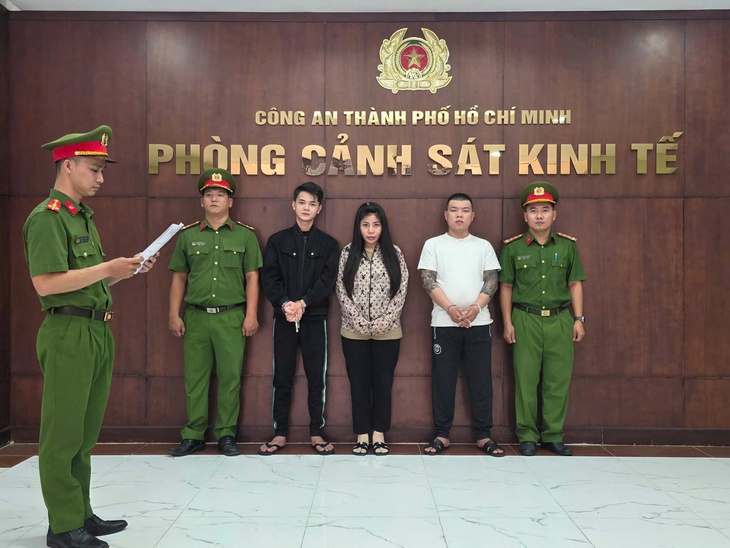 Bắt nhóm buôn 'khí cười' quy mô lớn tại TPHCM- Ảnh 1.