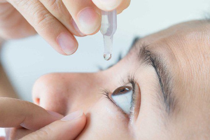 Có nên dùng nước nhỏ mắt chứa vitamin thường xuyên?- Ảnh 1. Có nên dùng nước nhỏ mắt chứa vitamin thường xuyên?- Ảnh 1.