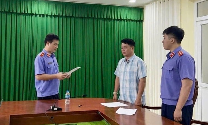 Tai nạn giao thông khiến nữ sinh 14 tuổi ở Vĩnh Long tử vong: Bắt nguyên Phó thủ trưởng cơ quan điều tra- Ảnh 1. Tai nạn giao thông khiến nữ sinh 14 tuổi ở Vĩnh Long tử vong: Bắt nguyên Phó thủ trưởng cơ quan điều tra- Ảnh 1.