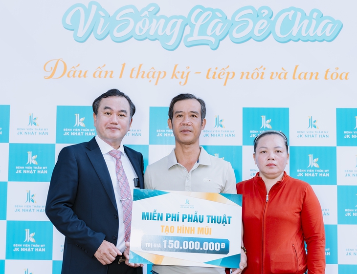 Hành trình gần thập kỷ 'vá lại nụ cười' cho người kém may mắn- Ảnh 2.