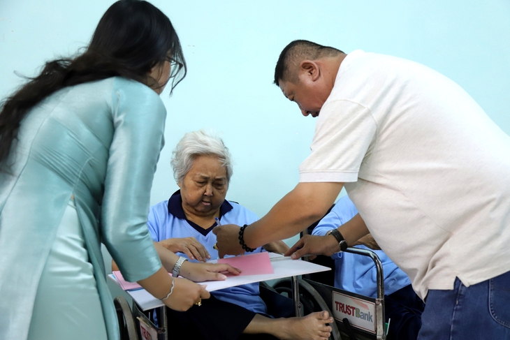 Những người âm thầm đặc biệt trong hành trình chăm sóc người cao tuổi- Ảnh 1.