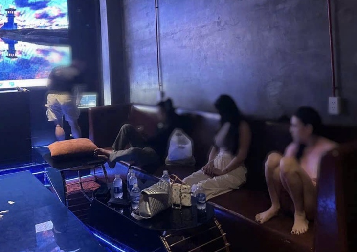 Đột kích quán karaoke THE A&K, bắt quả tang 5 người sử dụng ma túy- Ảnh 1. Đột kích quán karaoke THE A&K, bắt quả tang 5 người sử dụng ma túy- Ảnh 1.