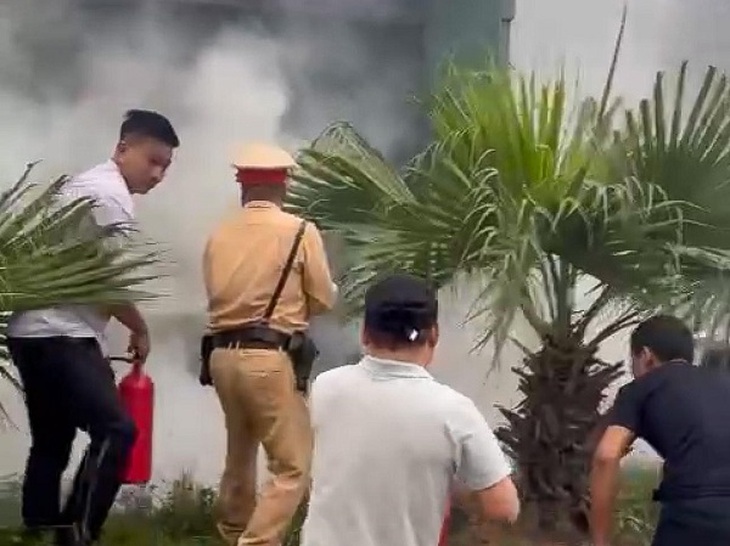 Xe đầu kéo bốc cháy khi đang lưu thông, CSGT và người dân đuổi theo dập lửa- Ảnh 1.