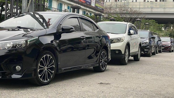Người dân đến từ sớm trong những ngày đầu áp dụng kiểm định khí thải mới- Ảnh 1.