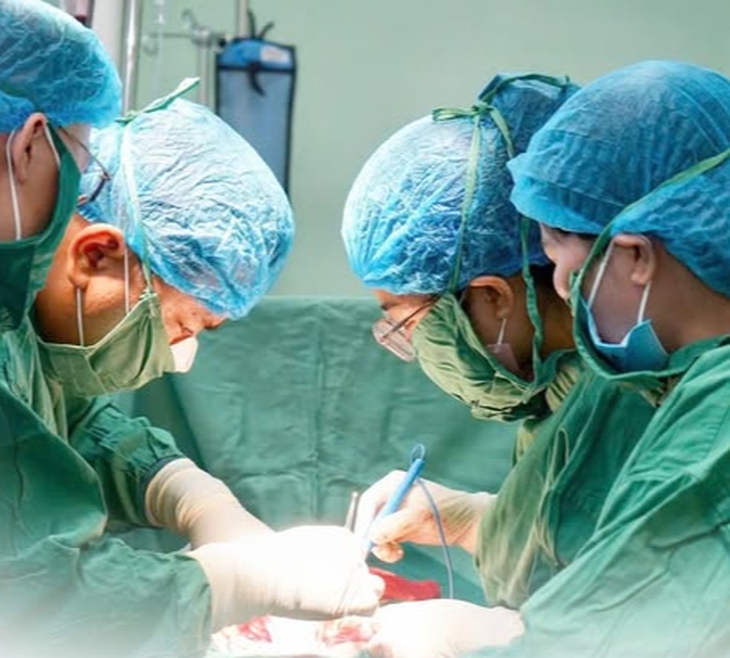 Mổ khẩn trong đêm, giữ tử cung cho sản phụ rau cài răng lược thể Percreta- Ảnh 1.
