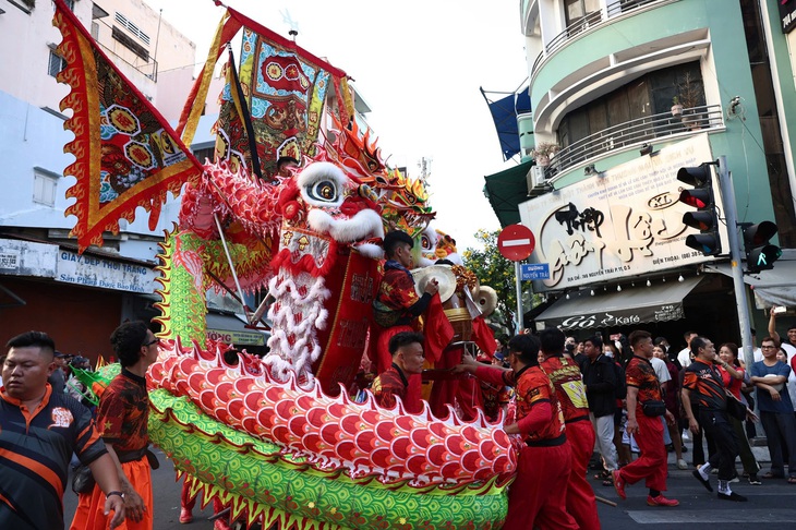 Hàng ngàn người tập trung ở Chợ Lớn xem lễ diễu hành Tết Nguyên tiêu- Ảnh 5. Hàng ngàn người tập trung ở Chợ Lớn xem lễ diễu hành Tết Nguyên tiêu- Ảnh 5.