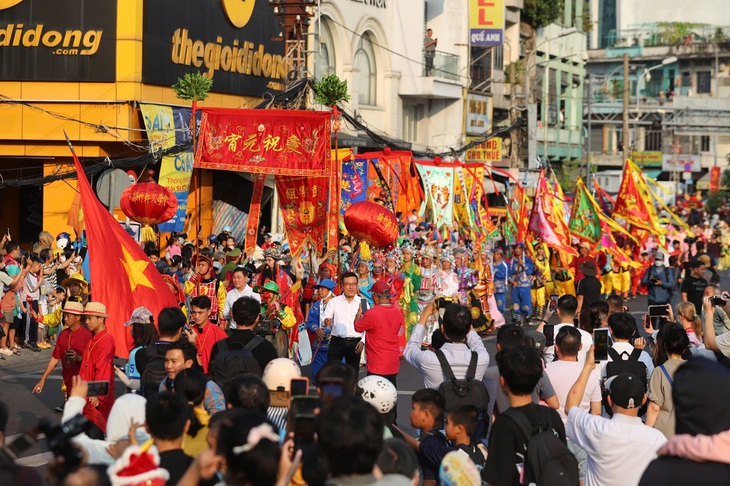 Hàng ngàn người tập trung ở Chợ Lớn xem lễ diễu hành Tết Nguyên tiêu- Ảnh 3. Hàng ngàn người tập trung ở Chợ Lớn xem lễ diễu hành Tết Nguyên tiêu- Ảnh 3.