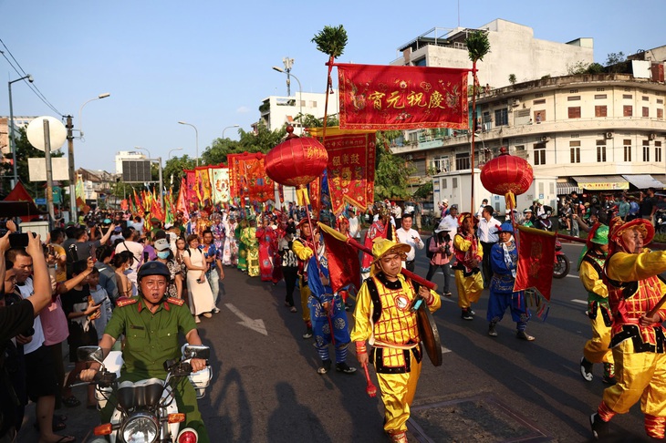 Hàng ngàn người tập trung ở Chợ Lớn xem lễ diễu hành Tết Nguyên tiêu- Ảnh 1. Hàng ngàn người tập trung ở Chợ Lớn xem lễ diễu hành Tết Nguyên tiêu- Ảnh 1.