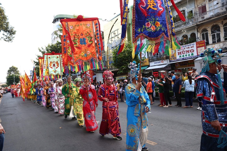 Hàng ngàn người tập trung ở Chợ Lớn xem lễ diễu hành Tết Nguyên tiêu- Ảnh 7. Hàng ngàn người tập trung ở Chợ Lớn xem lễ diễu hành Tết Nguyên tiêu- Ảnh 7.