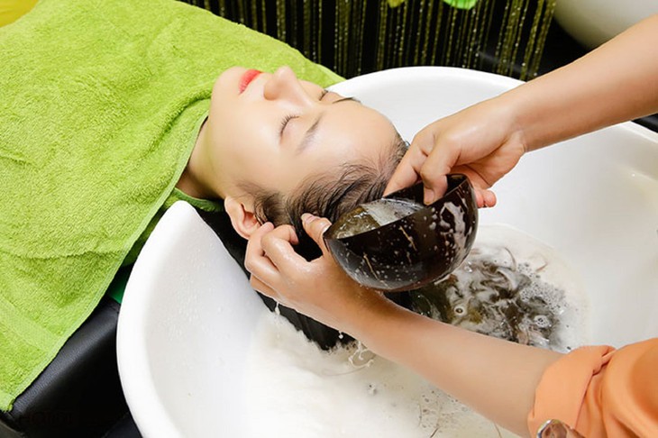 Bí quyết để mái tóc khỏe đẹp, không bị bết trong mùa nồm ẩm- Ảnh 1.