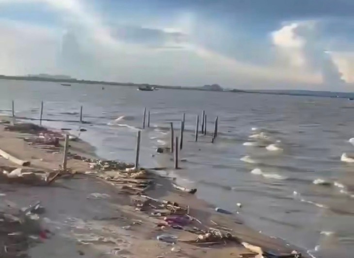 Video người dân đổ hàng tấn rác ra biển để ‘nhờ’ thủy triều cuốn đi- Ảnh 2. Video người dân đổ hàng tấn rác ra biển để ‘nhờ’ thủy triều cuốn đi- Ảnh 2.