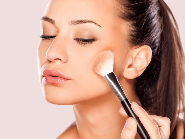 Mẹo trang điểm không bóng nhờn cho nữ văn phòng mùa nồm ẩm- Ảnh 1.