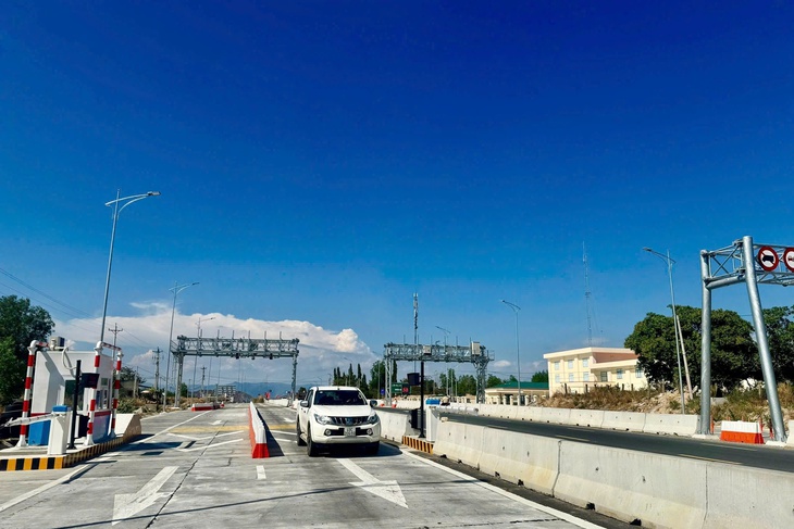 Những điều tài xế cần nhớ khi qua trạm thu phí trên cao tốc Bắc Nam
- Ảnh 2. Những điều tài xế cần nhớ khi qua trạm thu phí trên cao tốc Bắc Nam
- Ảnh 2.