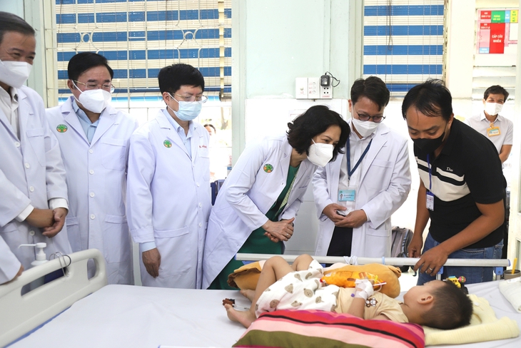 Bệnh tay chân miệng gia tăng, các bệnh viện Nhi ở TPHCM kích hoạt nhiều lớp ứng phó- Ảnh 1. Bệnh tay chân miệng gia tăng, các bệnh viện Nhi ở TPHCM kích hoạt nhiều lớp ứng phó- Ảnh 1.