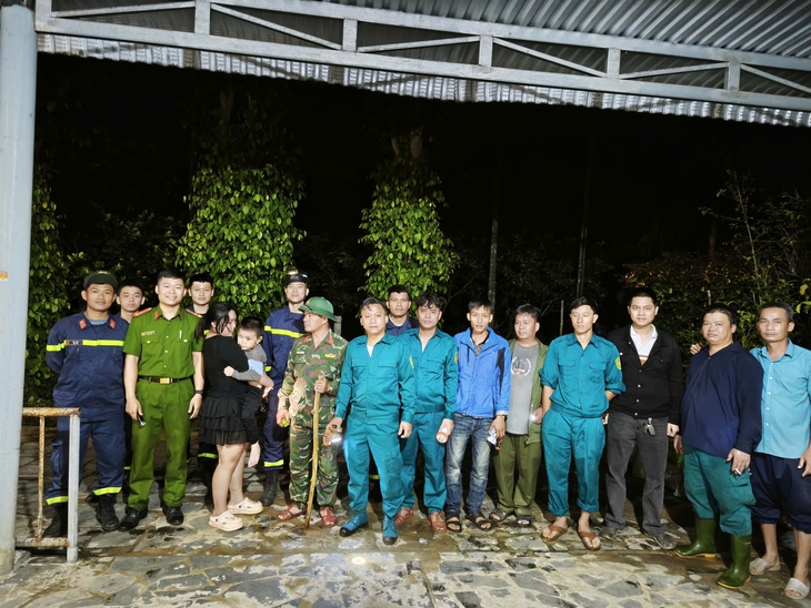 Bé trai 4 tuổi lạc lên đồi, lực lượng chức năng xuyên đêm tìm kiếm- Ảnh 1. Bé trai 4 tuổi lạc lên đồi, lực lượng chức năng xuyên đêm tìm kiếm- Ảnh 1.