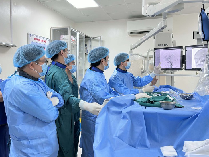 'Giải cứu' mắt lồi do rò động mạch cảnh xoang hang phức tạp bằng can thiệp nội mạch- Ảnh 5.