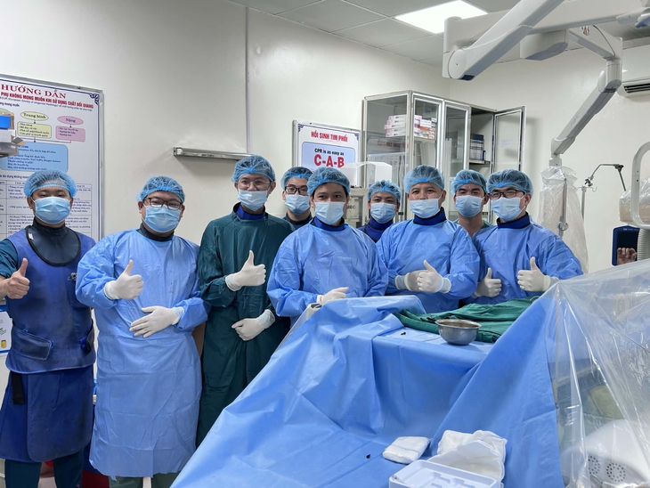 'Giải cứu' mắt lồi do rò động mạch cảnh xoang hang phức tạp bằng can thiệp nội mạch- Ảnh 1.