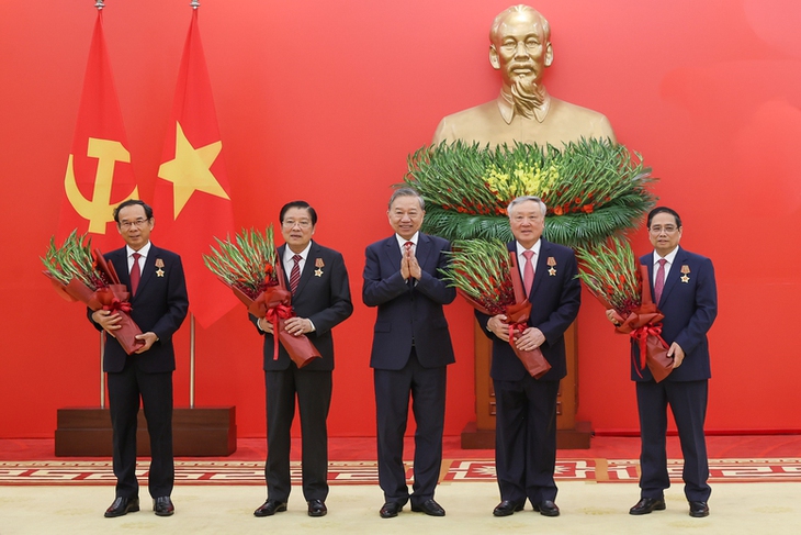 Tổng Bí thư Tô Lâm trao Huân chương Quân công hạng Nhất, Huy hiệu Đảng cho các lãnh đạo, nguyên lãnh đạo- Ảnh 3.
