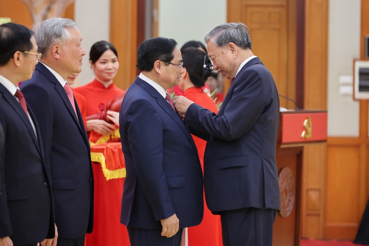 Tổng Bí thư Tô Lâm trao Huân chương Quân công hạng Nhất, Huy hiệu Đảng cho các lãnh đạo, nguyên lãnh đạo- Ảnh 1.