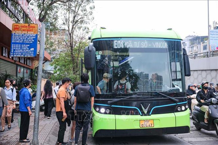 Hà Nội đề xuất lộ trình chuyển đổi xe buýt sử dụng năng lượng xanh- Ảnh 1.