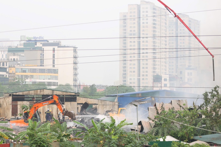 Cháy lớn khu kho xưởng 6.000m2 ở Thanh Liệt, 1 người tử vong- Ảnh 3. Cháy lớn khu kho xưởng 6.000m2 ở Thanh Liệt, 1 người tử vong- Ảnh 3.