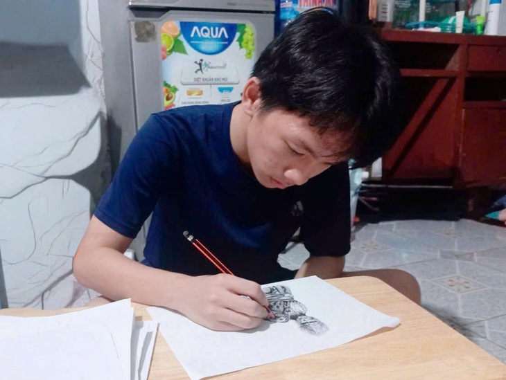 Giữ lại giấc mơ làm họa sĩ cho nam sinh lớp 8 sau cơn xuất huyết não nguy kịch- Ảnh 3. Giữ lại giấc mơ làm họa sĩ cho nam sinh lớp 8 sau cơn xuất huyết não nguy kịch- Ảnh 3.