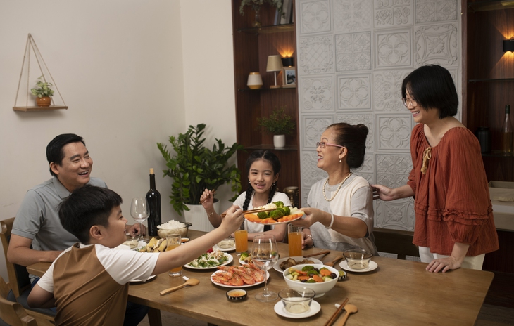Xây dựng thực đơn cho trẻ tại gia đình: Bữa ăn hàng ngày cần có đủ 4 nhóm thực phẩm- Ảnh 2.