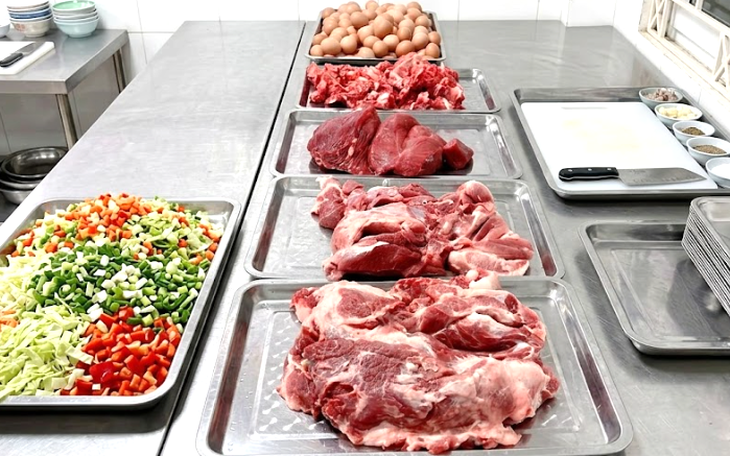 Thịt lợn bệnh vào trường học: Chuyên gia chỉ rõ những nguy hại khôn lường- Ảnh 3.