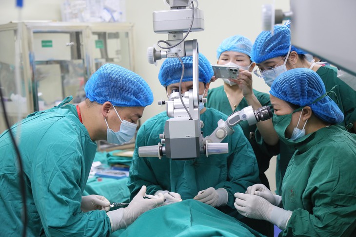 'Biến' người bệnh từ nguy cơ mù lòa đến sáng mắt: Bệnh viện Đức Giang làm chủ kỹ thuật ghép giác mạc- Ảnh 1. 'Biến' người bệnh từ nguy cơ mù lòa đến sáng mắt: Bệnh viện Đức Giang làm chủ kỹ thuật ghép giác mạc- Ảnh 1.