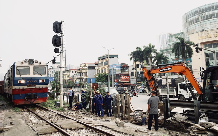Ô tô 'toác đầu' trên cầu Nhật Tân do tài xế buồn ngủ- Ảnh 1.
