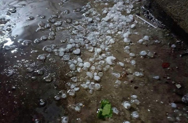 Đêm nay có thể xuất hiện mưa đá, dông lốc, người dân cần chuẩn bị gì giảm thiểu thiệt hại?- Ảnh 1. Đêm nay có thể xuất hiện mưa đá, dông lốc, người dân cần chuẩn bị gì giảm thiểu thiệt hại?- Ảnh 1.