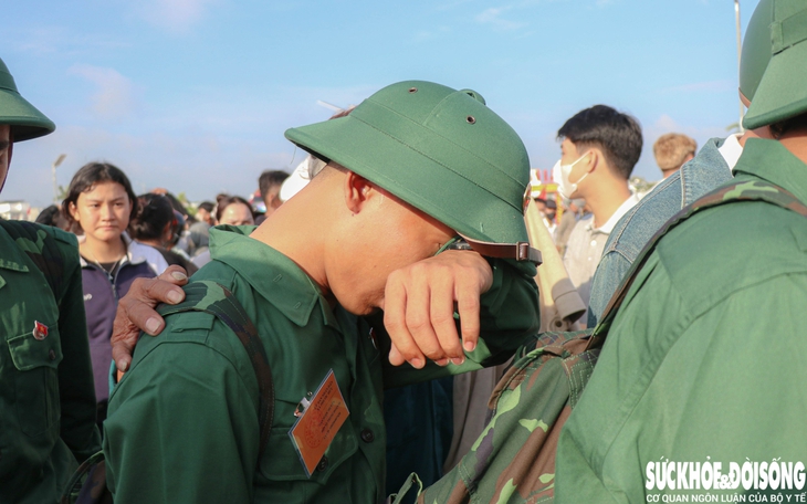 Giọt nước mắt lặng lẽ của một tân binh trẻ trong giây phút lên đường nhập ngũ. Ảnh: Duy Ngọc.