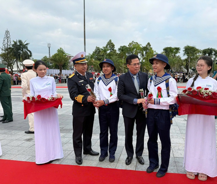 Ngày đầu tiên của tân binh ở Vùng 3 Hải quân- Ảnh 1. Ngày đầu tiên của tân binh ở Vùng 3 Hải quân- Ảnh 1.