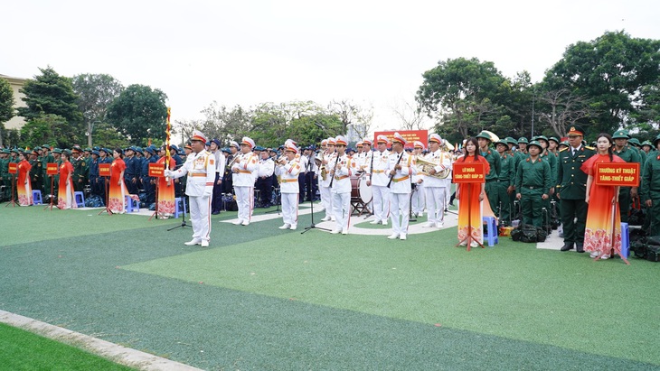 Chủ tịch Quốc hội Trần Thanh Mẫn dự lễ tiễn tân binh lên đường nhập ngũ- Ảnh 4. Chủ tịch Quốc hội Trần Thanh Mẫn dự lễ tiễn tân binh lên đường nhập ngũ- Ảnh 4.