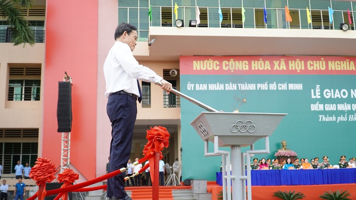 Chủ tịch Quốc hội Trần Thanh Mẫn dự lễ tiễn tân binh lên đường nhập ngũ- Ảnh 8. Chủ tịch Quốc hội Trần Thanh Mẫn dự lễ tiễn tân binh lên đường nhập ngũ- Ảnh 8.