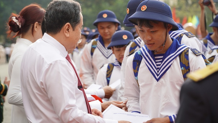 Chủ tịch Quốc hội Trần Thanh Mẫn dự lễ tiễn tân binh lên đường nhập ngũ- Ảnh 9. Chủ tịch Quốc hội Trần Thanh Mẫn dự lễ tiễn tân binh lên đường nhập ngũ- Ảnh 9.