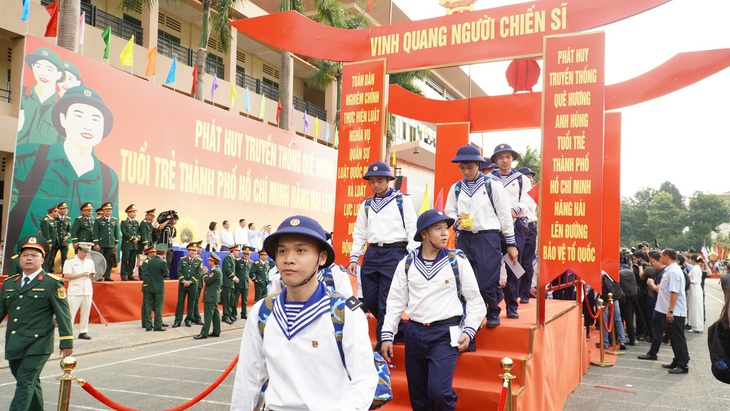 Chủ tịch Quốc hội Trần Thanh Mẫn dự lễ tiễn tân binh lên đường nhập ngũ- Ảnh 10. Chủ tịch Quốc hội Trần Thanh Mẫn dự lễ tiễn tân binh lên đường nhập ngũ- Ảnh 10.