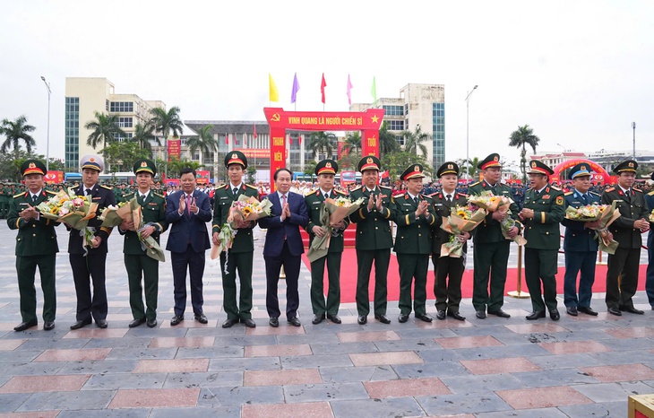Nghẹn ngào giây phút tiễn tân binh Hải Phòng, Quảng Ninh lên đường nhập ngũ trong Ngày hội tòng quân 2026- Ảnh 1.